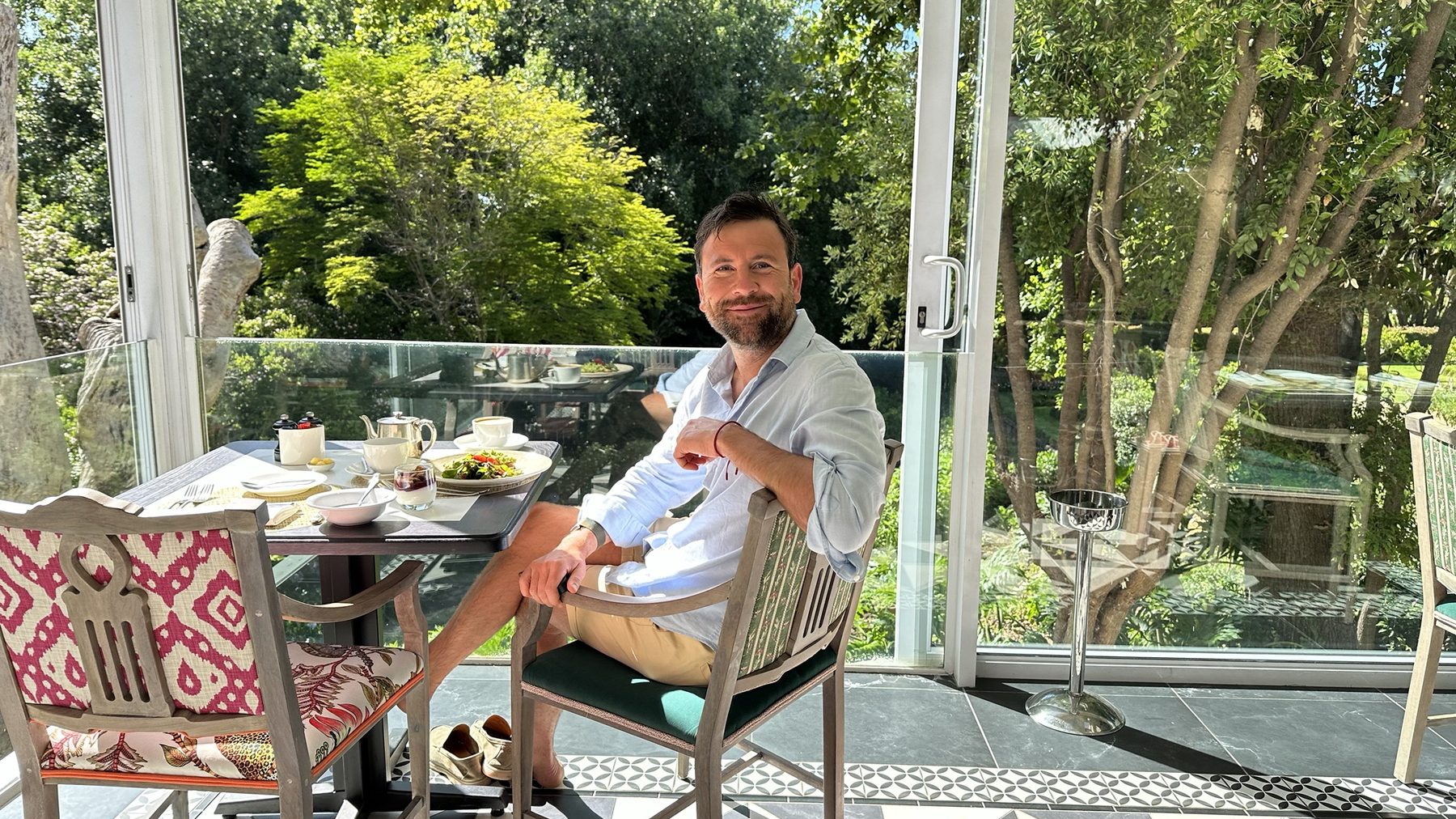 Josué beim Frühstück in der Sonne
